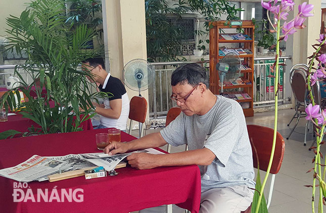 Việc mở cửa trường học ngoài giờ đáp ứng nhu cầu của người dân. Trong ảnh: Người dân đến đọc sách , báo tại Trường THPT Trần Phú. 					Ảnh: P. TRÀ