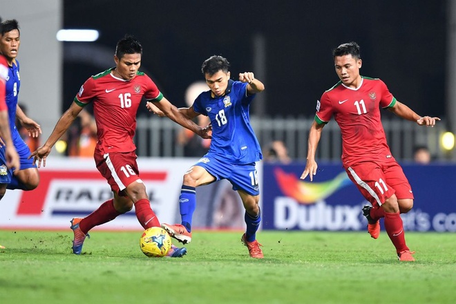 Tiền vệ Chanathip Songkrasin (Thái Lan). Cầu thủ kiến thiết lối chơi 23 tuổi này là mối đe dọa thường xuyên với bất kỳ đối thủ nào tại giải lần này. Anh là người tham gia vào pha phối hợp dẫn đến bàn thứ hai của Thái Lan trước Indonesia ở trận thắng 4-2 ngày mở màn bảng A. Songkrasin có màn trình diễn xuất sắc ở bán kết lượt đi, suýt sớm mở tỷ số và sau đó kiến tạo cho tiền đạo Dangda đưa Thái Lan vượt lên dẫn 1-0 bằng đường chuyền xé tan hàng thủ Myanmar. Anh còn trực tiếp ghi bàn cuối trong chiến thắng 4-0 ở bán kết lượt về. Ở chung kết lượt về, Songkrasin kiến tạo cho Siroch Chatthong ghi bàn ấn định thắng lợi 2-0, giúp Thái Lan thắng chung cuộc 3-2 và lần thứ năm vô địch Đông Nam Á.