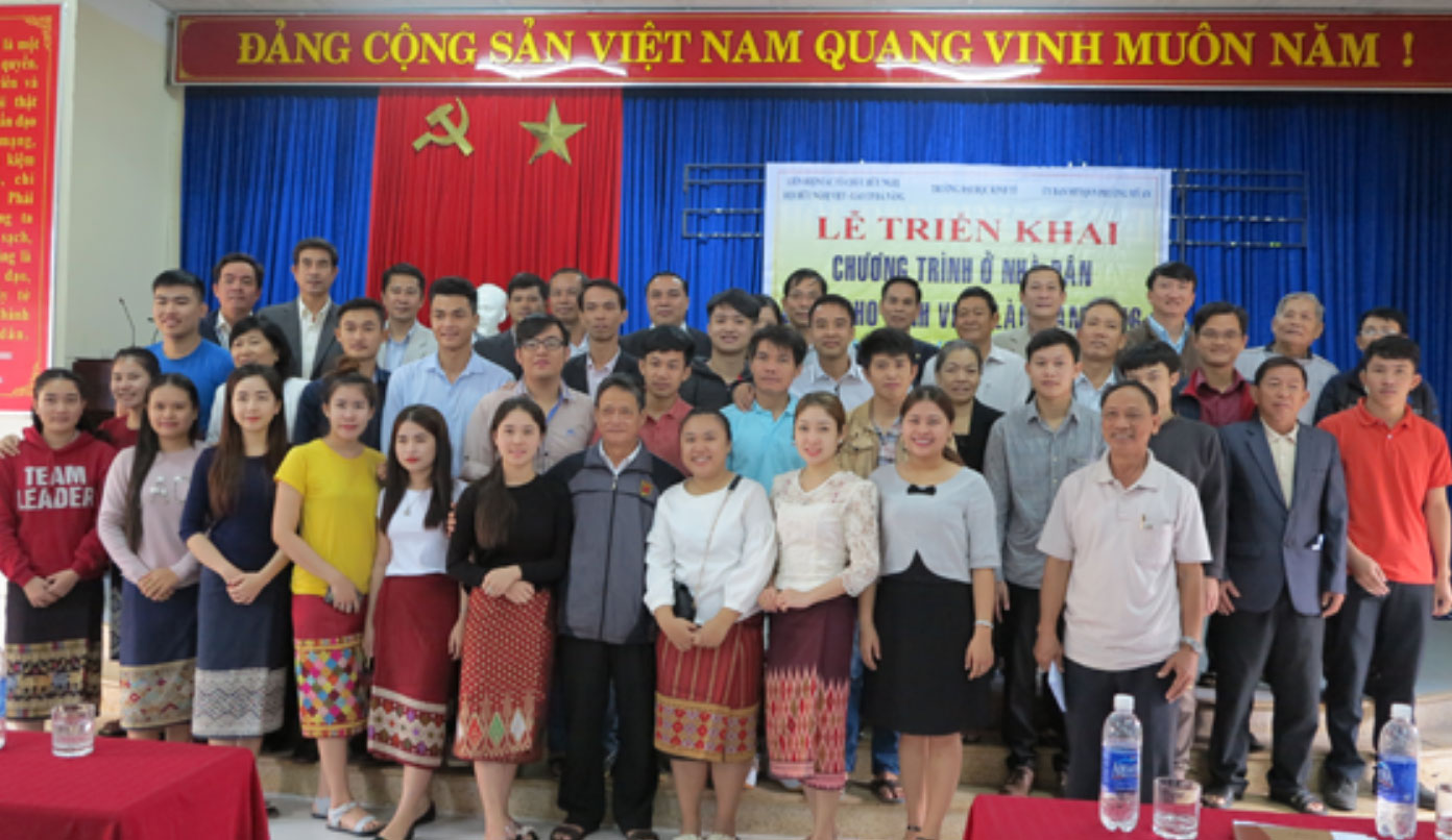 Ban tổ chức chụp ảnh lưu niệm cùng sinh viên Lào và các hộ gia đình người Việt