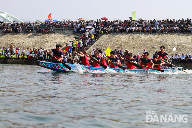 Quận Liên Chiểu tổ chức đua thuyền trên sông Cu Đê. 