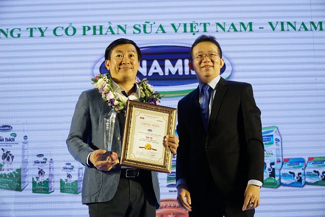 Ông Đỗ Thanh Tuấn – Trưởng bộ phận Đối ngoại Vinamilk đại diện công ty nhận giải thưởng Top 10 Tin và Dùng.