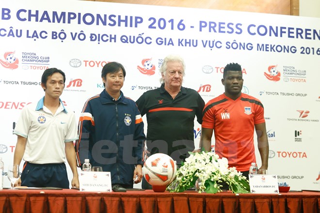 Huấn luyện viên hai đội SHB Đà Nẵng và Yadanarbon trong cuộc họp báo trước trận. (Ảnh: Vietnam+)