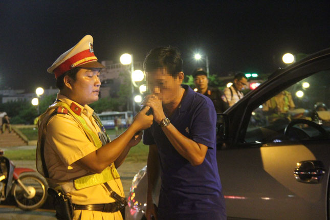 Cảnh sát giao thông  Công an Đà Nẵng kiểm tra và xử lý nồng độ cồn với người tham gia giao thông. Ảnh: ĐẮC MẠNH