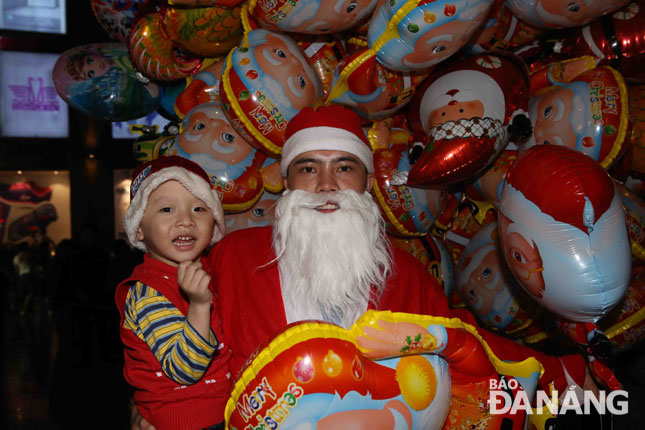 Ông già Noel mang lại niềm vui không chỉ cho trẻ nhỏ mà cả người lớn