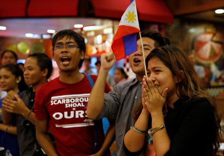 Cảm xúc của người dân Philippines khi nghe phán quyết của Toà trọng tài.