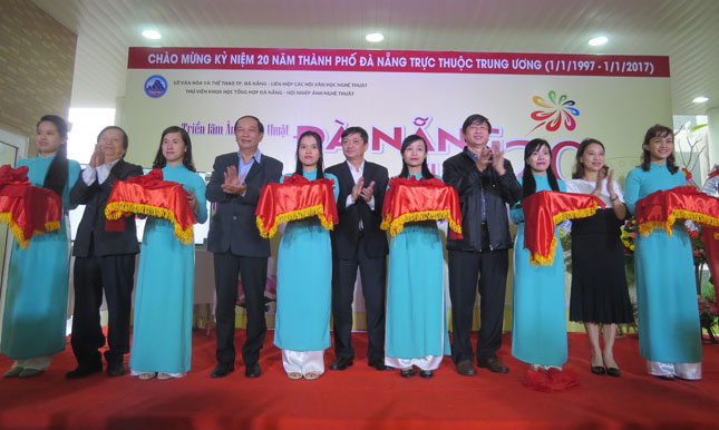 Phó Chủ tịch Đặng Việt Dũng và đại biểu cắt băng khai mạc triển lãm.