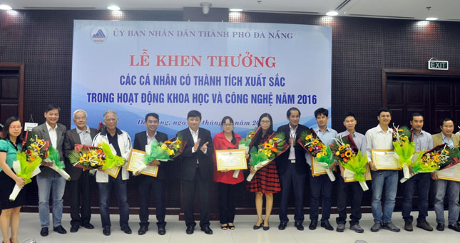 Phó Chủ tịch UBND thành phố Đặng Việt Dũng cùng lãnh đạo Sở Khoa học và Công nghệ chụp ảnh lưu niệm cùng các tác giả.
