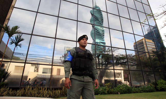 Nhân viên an ninh tuần tra bên ngoài trụ sở Công ty luật Mossack Fonseca ở Panama. 			                     Ảnh: EPA