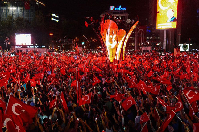 Những người ủng hộ Tổng thống Recep Tayyip Erdogan tuần hành ở Quảng trường Kizilay, thủ đô Ankara ngày 18-7.            Ảnh: AFP 