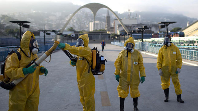 Các nhân viên y tế ở Rio de Janeiro (Brazil) phun thuốc chống muỗi truyền virus Zika. 				Ảnh: EPA