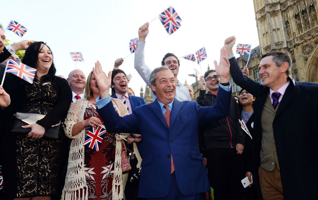 Việc người dân Anh bỏ phiếu rời EU làm cả châu Âu choáng váng.  Trong ảnh: Niềm vui của ông Nigel Farage (giữa), lãnh đạo đảng Độc lập Anh, người ủng hộ Brexit, trước sự lựa chọn của cử tri.