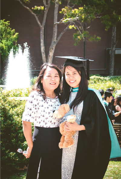 Nguyễn Huy Khang Ninh (phải), một trong những người tham gia Đề án 922, trong ngày lễ tốt nghiệp ngành Luật Kinh tế tại Trường đại học Monash.  (Ảnh do nhân vật cung cấp)