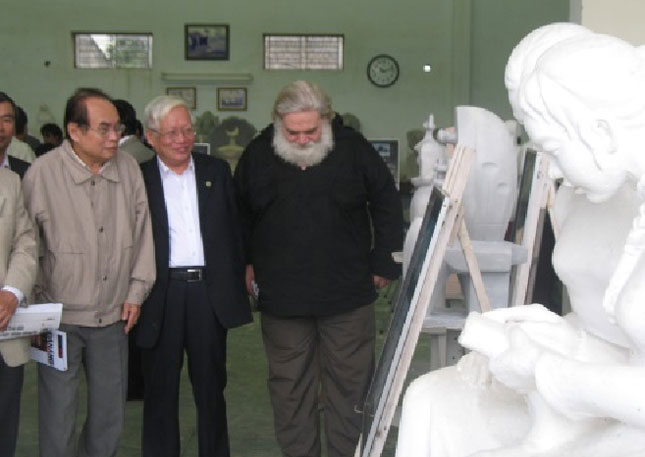 Các đại biểu tham quan các tác phẩm trưng bày tại Trại sáng tác triển lãm điêu khắc năm 2010.   