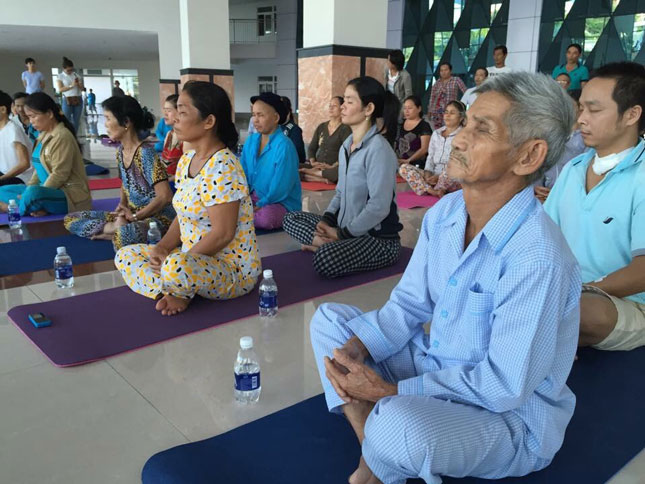 Những buổi tập yoga tiếp thêm sức mạnh cho bệnh nhân ung thư trên con đường chống chọi với nỗi đau bệnh tật.Ảnh: Q.T