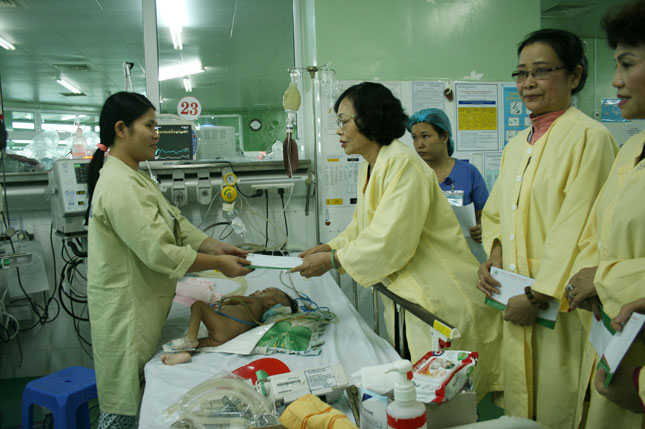Chủ tịch Hội Từ thiện và Bảo vệ quyền trẻ em thành phố Lê Thị Tám tặng quà gia đình bệnh nhân tại Bệnh viện Phụ sản-Nhi Đà Nẵng.