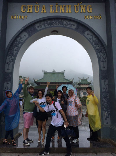 Các thí sinh “đội mưa” làm nhiệm vụ tại chùa Linh Ứng. 