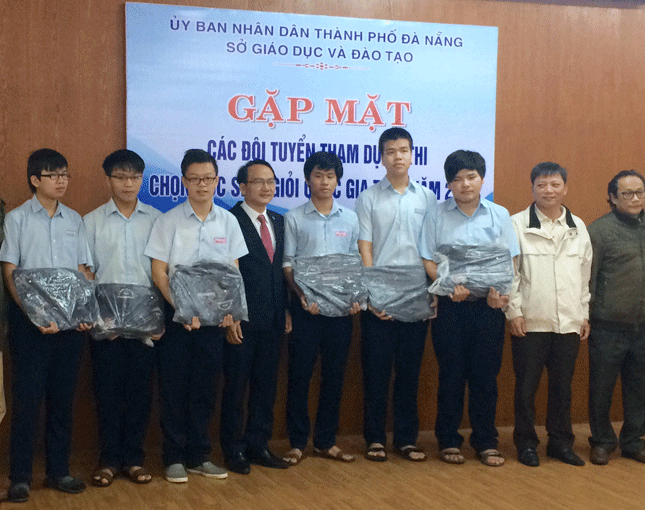 Giám đốc Sở Giáo dục và Đào tạo thành phố Nguyễn Đình Vĩnh tặng quà cho và học sinh thuộc đội học sinh giỏi Toán của thành phố.