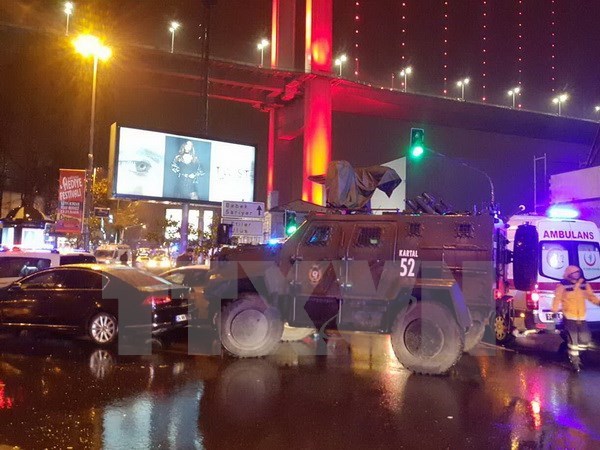 Cảnh sát làm nhiệm vụ tại hiện trường vụ tấn công ở Istanbul ngày 1/1. (Ảnh: THX/TTXVN)