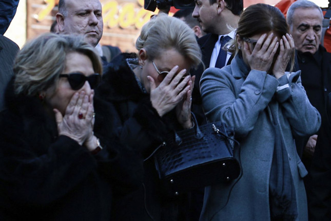 Người dân Thổ Nhĩ Kỳ cầu nguyện tại hiện trường vụ tấn công ngày 1-1. 	  Ảnh: AP