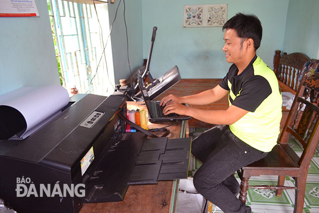 Anh Lê Phú Minh đang thiết kế mẫu in trên máy vi tính.