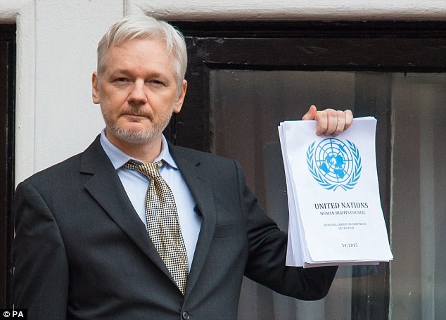 Nhà sáng lập WikiLeaks Julian Assange tiết lộ nhiều thông tin chấn động về email của bà Hillary Clinton (Nguồn: PA)