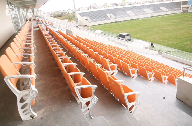 526 ghế vip tận dụng từ sân vận động Chi Lăng đã được lắp đặt ở khán đài A, sân vận động Hoà Xuân