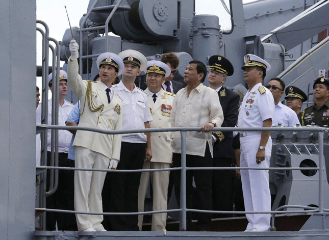 Tổng thống Philippines Rodrigo Duterte (thứ ba, từ phải sang, hàng thứ nhất) thăm tàu chiến của Nga neo đậu tại Manila.  					          Ảnh: AP