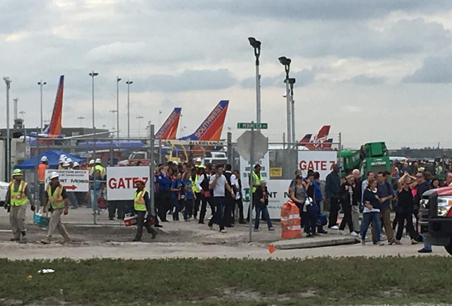 Hành khách tại sân bay được sơ tán. (Ảnh: Reuters)