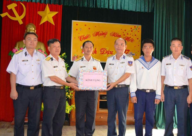 Đại diện đoàn công tác Bộ Tư lệnh Vùng Cảnh sát biển 2 trao quà tết cho cán bộ, chiến sỹ xã đảo Sinh Tồn