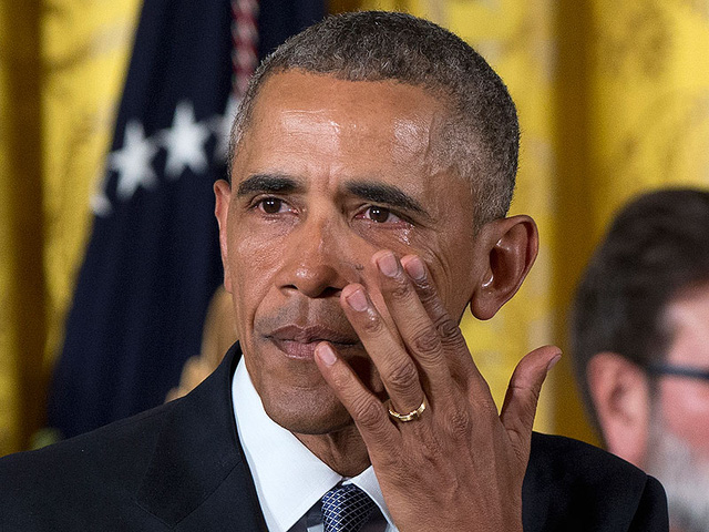 Tổng thống Obama rơi nước mắt khi nhắc đến vụ thảm sát tại trường tiểu học Sandy Hook. (Ảnh: Getty)