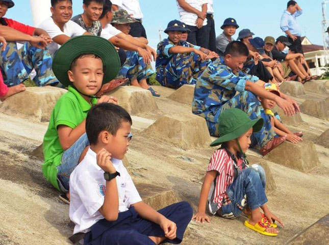 Những công dân nhí đảo Sinh Tồn theo dõi cuộc đua thuyền thúng