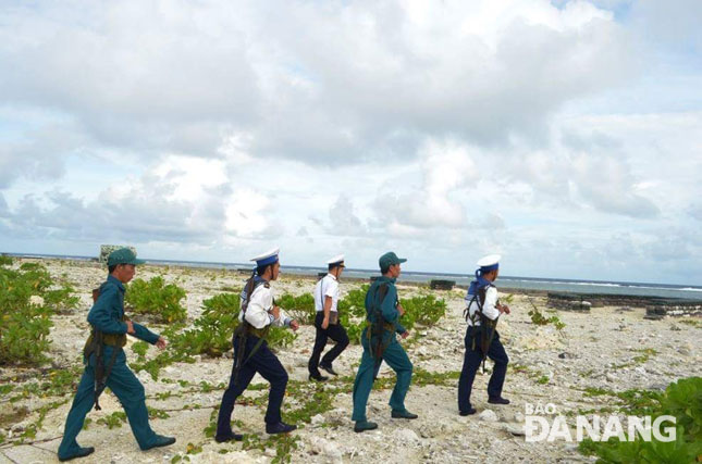 Cán bộ, chiến sỹ và lực lượng dân quân đảo Sinh Tồn lên đường đi tuần tra