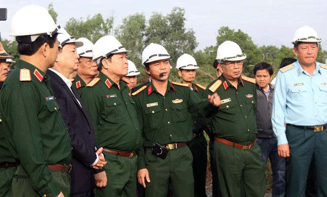 Đại tướng Ngô Xuân Lịch, Ủy viên Bộ Chính trị, Bộ trưởng Bộ Quốc phòng thăm khu vực xử lý chất độc dioxin tại sân bay Đà Nẵng giai đoạn 2. 