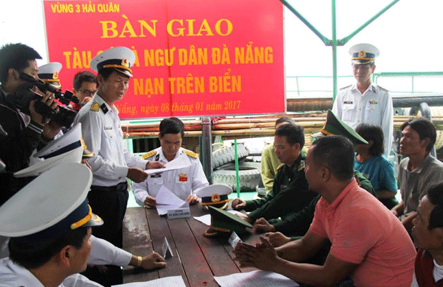Đại diện Vùng 3 Hải quân tổ chức bàn giao các thuyền viên và tàu cá cho lực lượng Bộ đội Biên phòng thành phố Đà Nẵng.