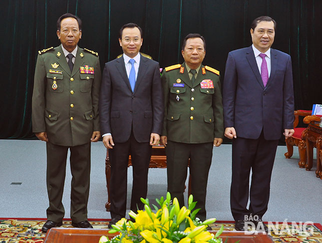 Lãnh đạo thành phố tiếp Đại tướng Tia Banh (thứ nhất, bên trái), Bộ trưởng Bộ Quốc phòng Vương quốc Campuchia và Thượng tướng Chansamone Channhala (thứ hai, phải sang), Bộ trưởng Bộ Quốc phòng Cộng hòa DCND Lào.  			      Ảnh: Việt Dũng 