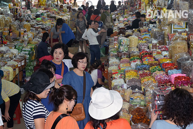 Các chợ tăng lượng hàng để phục vụ nhu cầu mua sắm Tết. TRONG ẢNH: Chợ Hàn những ngày này tấp nập khách.  	               Ảnh: DUYÊN ANH