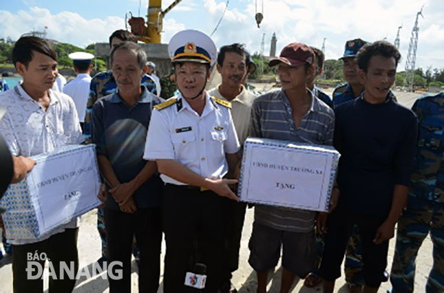 Bộ Tư lệnh Vùng 4 Hải quân trao quà cho ngư dân gặp nạn trên biển. 