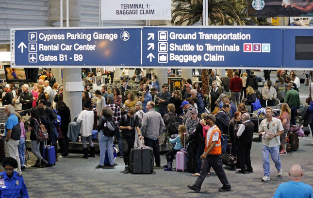 Cảnh đông đúc tại khu vực nhận hành lý của nhà ga số 1 sân bay Fort Lauderdale, bang Florida, một ngày sau khi xảy ra vụ tấn công. 				 Ảnh: AP