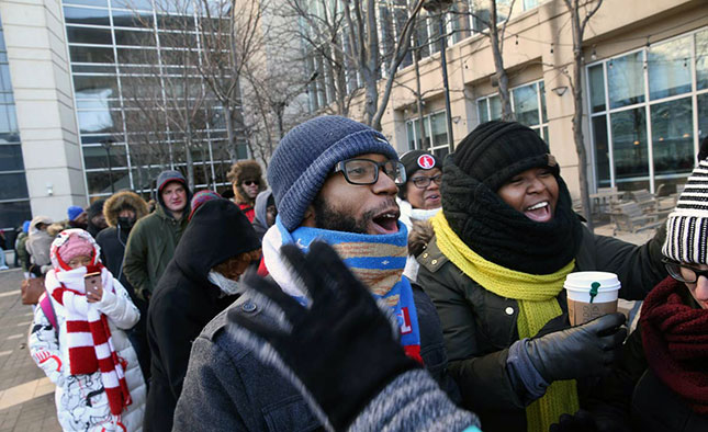 Hàng ngàn người xếp hàng giữa trời lạnh giá để có được tấm vé xem Tổng thống Barack Obama phát biểu lần cuối cùng. 	                            Ảnh: AP