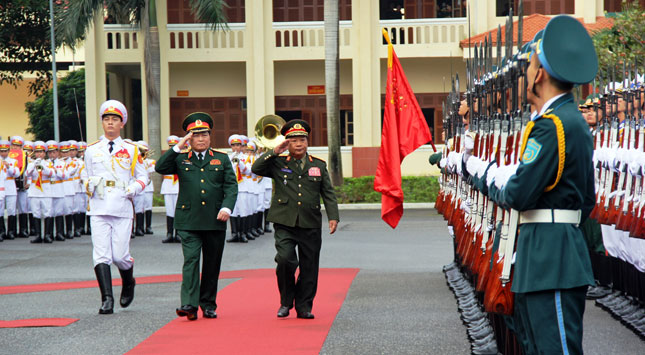 Hai Bộ trưởng Quốc phòng Việt Nam -Lào duyệt đội tiêu binh.