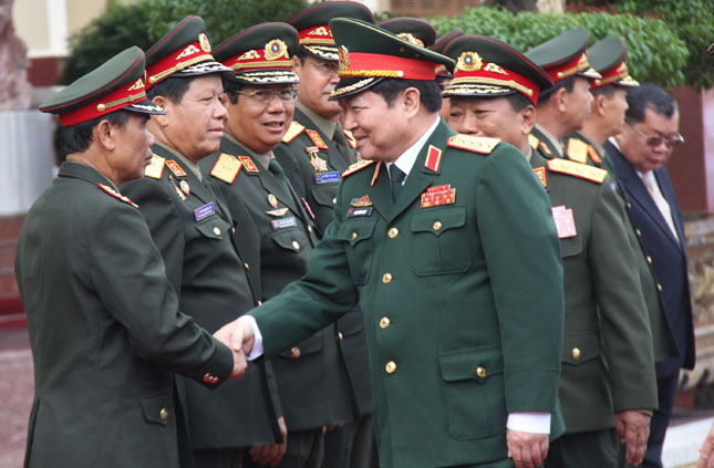 Đại tướng Ngô Xuân Lịch chào đón Đoàn đại biểu Quân sự cấp cao nước Cộng hòa Dân chủ nhân dân Lào tới thăm.