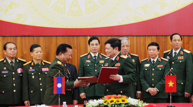 Đại tướng Ngô Xuân Lịch và Thượng tướng Chăn-xạ-mỏn Chăn- nha-Lạt đã ký kết kế hoạch hợp tác quốc phòng năm 2017