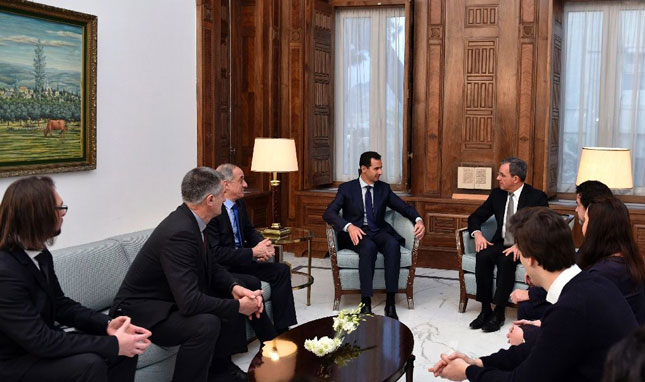 Tổng thống Syria Bashar al-Assad (thứ tư, từ trái sang) gặp gỡ phái đoàn Pháp tại thủ đô Damascus ngày 8-1.      Ảnh: AFP
