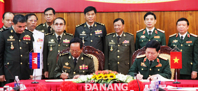 Đại tướng Ngô Xuân Lịch và Đại tướng Tia Banh, Phó Thủ tướng Chính phủ, Bộ trưởng Bộ Quốc phòng Campuchia ký kết kế hoạch hợp tác năm 2017. 