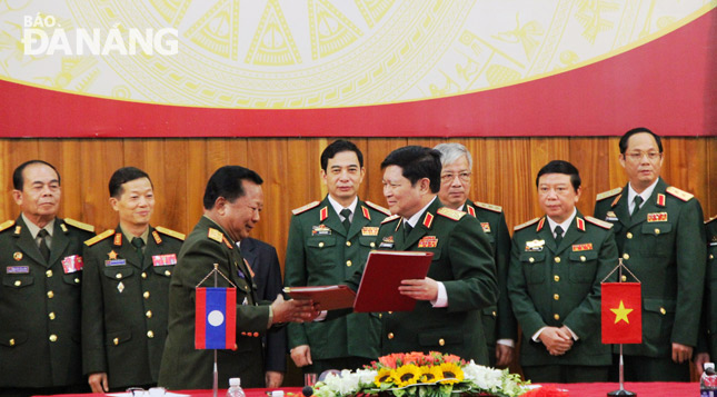 Đại tướng Ngô Xuân Lịch và Thượng tướng Chansamone Channhala, Bộ trưởng Bộ Quốc phòng CHDCND Lào ký kết kế hoạch hợp tác quốc phòng năm 2017. 	                  Ảnh: ĐẮC MẠNH