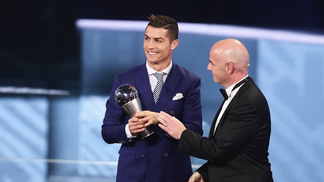 Chủ tịch FIFA Gianni Infantino trao giải thưởng cho Ronaldo. (Nguồn: Getty Images)