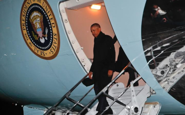 Chuyên cơ Air Force One chở gia đình Tổng thống Obama đáp xuống Chicago tối 10/1. (Ảnh: Telegraph)