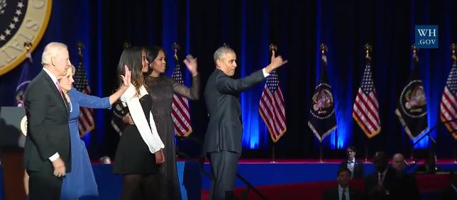 Cả gia đình Tổng thống Obama xuất hiện trên sân khấu cho màn chào tạm biệt, phút giây ngập tràn tiếng vỗ tay và nước mắt của những người có mặt tại Chicago.  