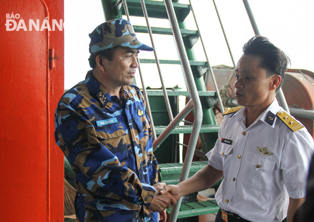 Cái bắt tay nồng ấm tình quân nhân giữa Đại tá Ngô Trí Hà, Phó Tham mưu trưởng Bộ Tư lệnh Vùng 2 HQ (bên trái) và Trung tá Trương Văn Thủy, Chỉ huy trưởng Nhà giàn DK1/10.