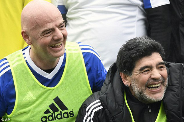Huyền thoại bóng đá người Argentina Maradona (phải) ủng hộ FIFA và Chủ tịch FIFA Infantino (trái) về quyết định mở rộng số đội tham gia World Cup 2026.   		        Ảnh: Dailymail